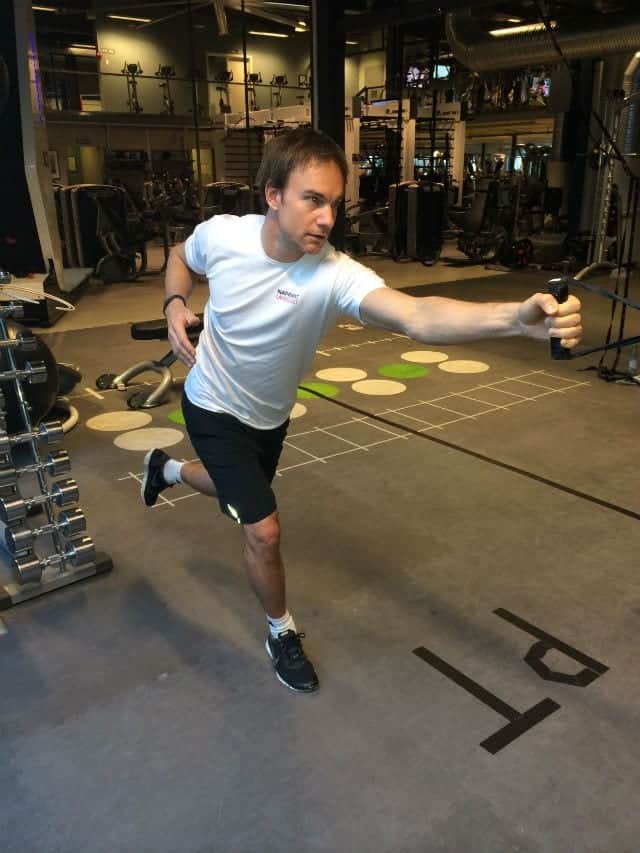 Startposisjon for one hand cable pull på ett bein