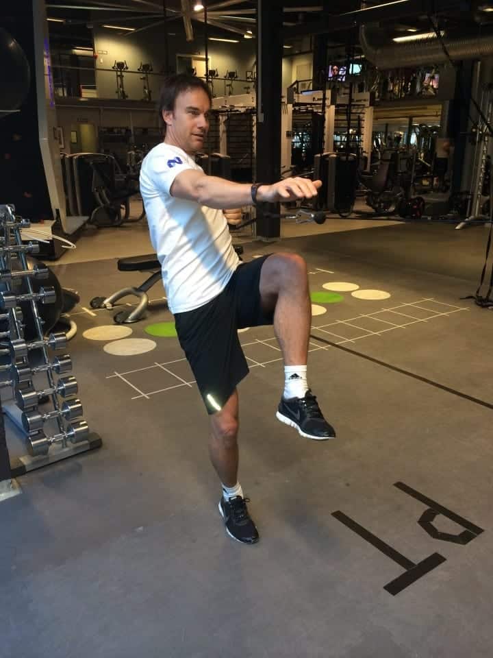 Sluttposisjon for one hand cable pull på ett bein