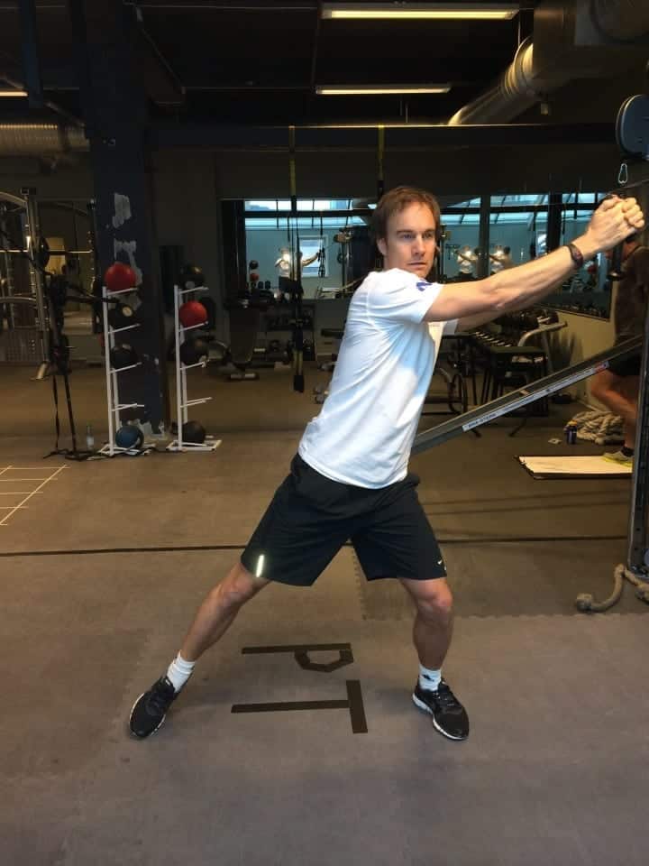 Startposisjon for øvelsen wood chop med kabel