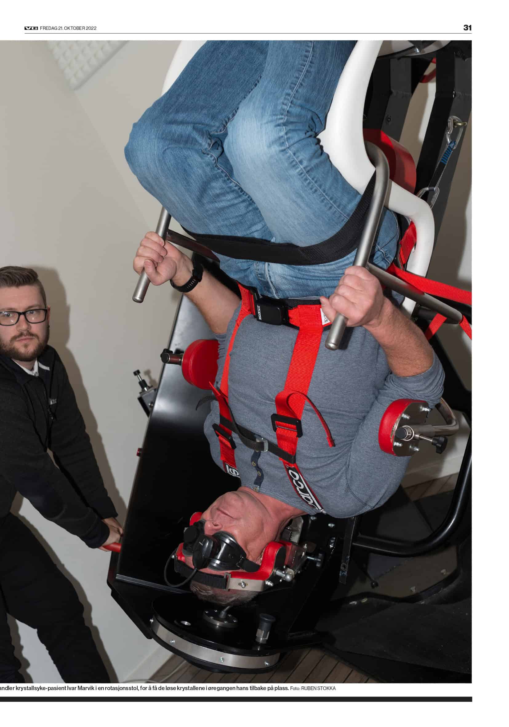 Person som bruker en spesialisert maskin for å teste muskel- og leddfunksjon.
