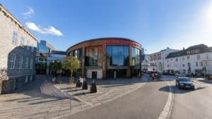 Bergen Storsenter, moderne kjøpesenter i sentrum av Bergen med glassfasade og butikker.