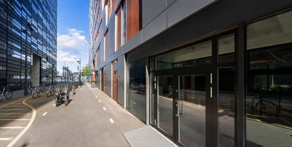 Moderne kontorbygg med store glassfasader i sentrum av byen.