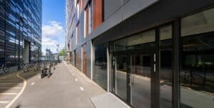 Moderne kontorbygg med store glassfasader i sentrum av byen.