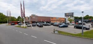 Parkeringsplass foran Limbra klinikk i et kjøpesenterområde.