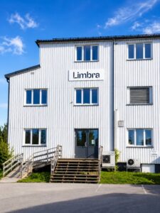 Utsikt av Limbra klinikkbygning med flere vinduer og inngang, omgitt av grøntområder.