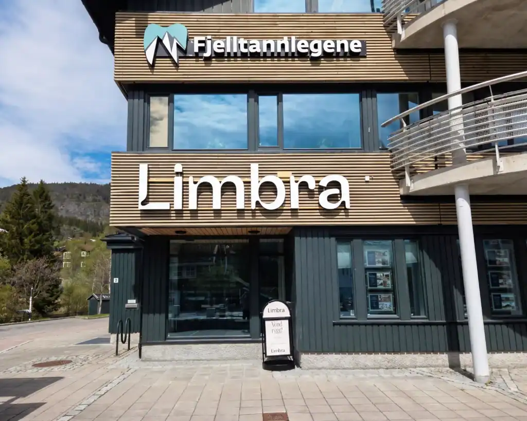 Fjelltannlegene og Limbras klinikk i fjellområdet med moderne arkitektur.