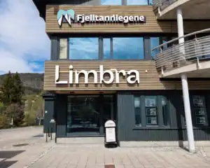 Fjelltannlegene og Limbras klinikk i fjellområdet med moderne arkitektur.