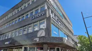 Limbra klinikkbygning med tydelig skilt og store vinduer i sentrum av byen.