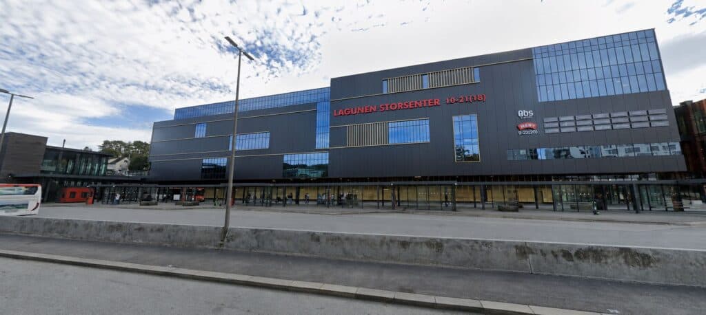 Limbra klinikk i et moderne, flatt bygg med store vinduer og tydelig skilt.