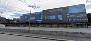 Limbra klinikk i et moderne, flatt bygg med store vinduer og tydelig skilt.