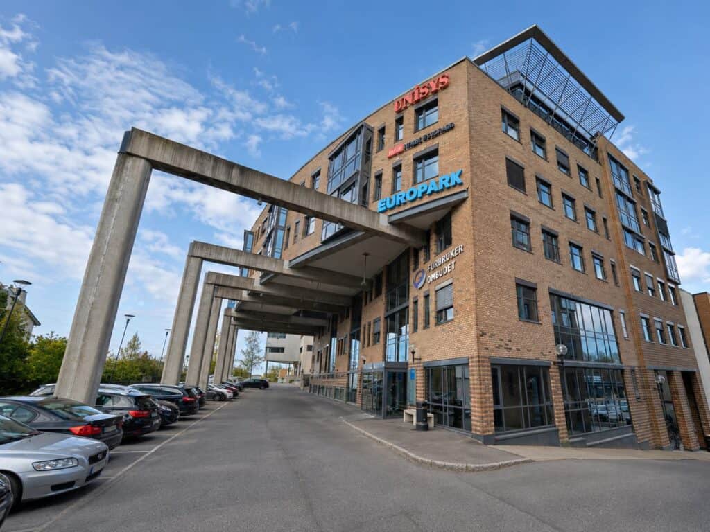 Klinikkbygning med flere helsetjenester, inkludert kiropraktikk og fysioterapi, i et moderne bygg me.