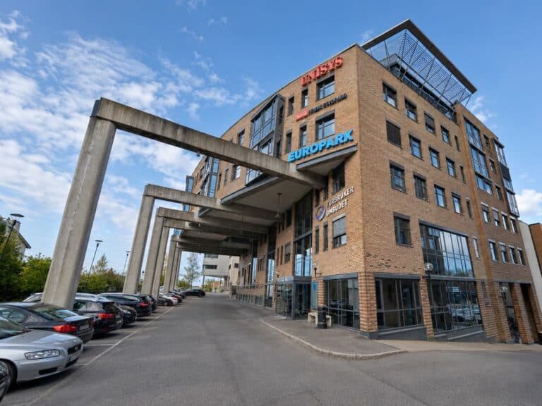 Klinikkbygning med flere helsetjenester, inkludert kiropraktikk og fysioterapi, i et moderne bygg me.