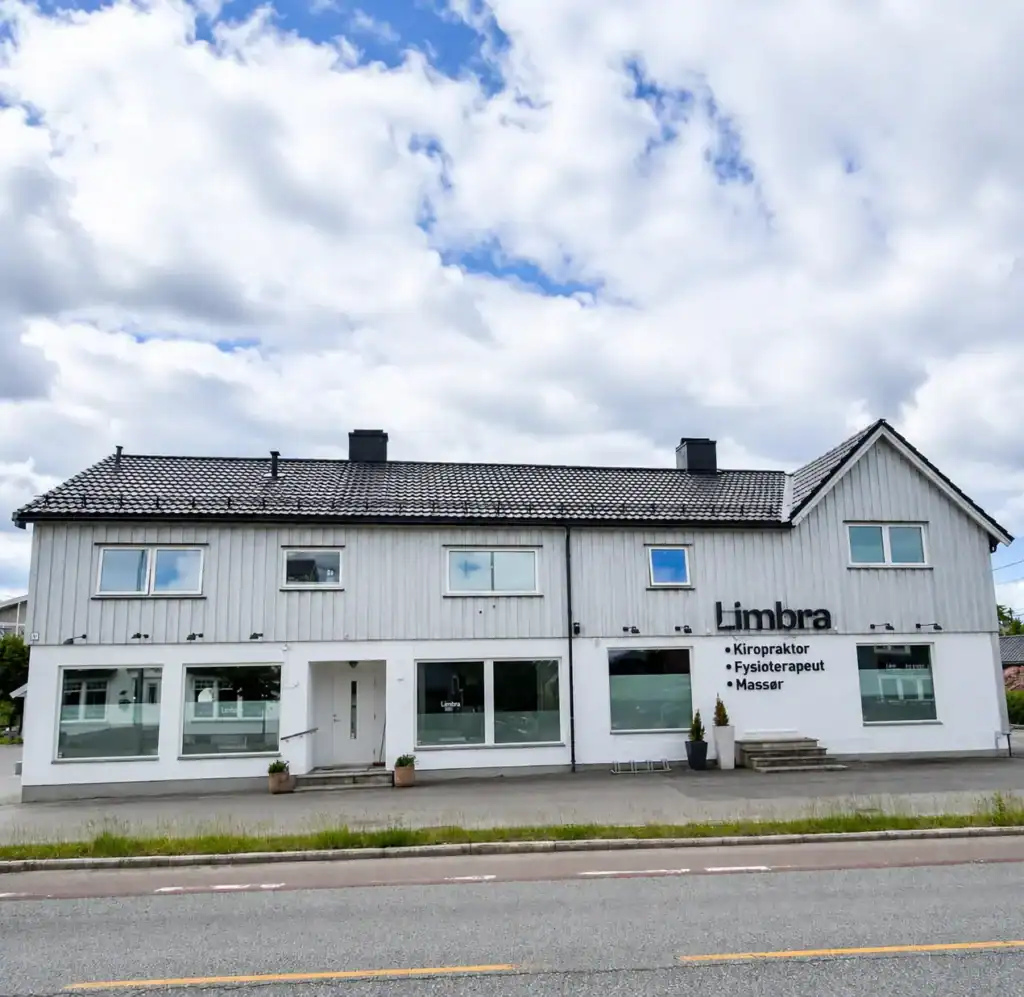 Limbras klinikkbygning med kiropraktorer, fysioterapeuter og massører.