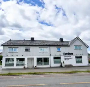 Limbras klinikkbygning med kiropraktorer, fysioterapeuter og massører.