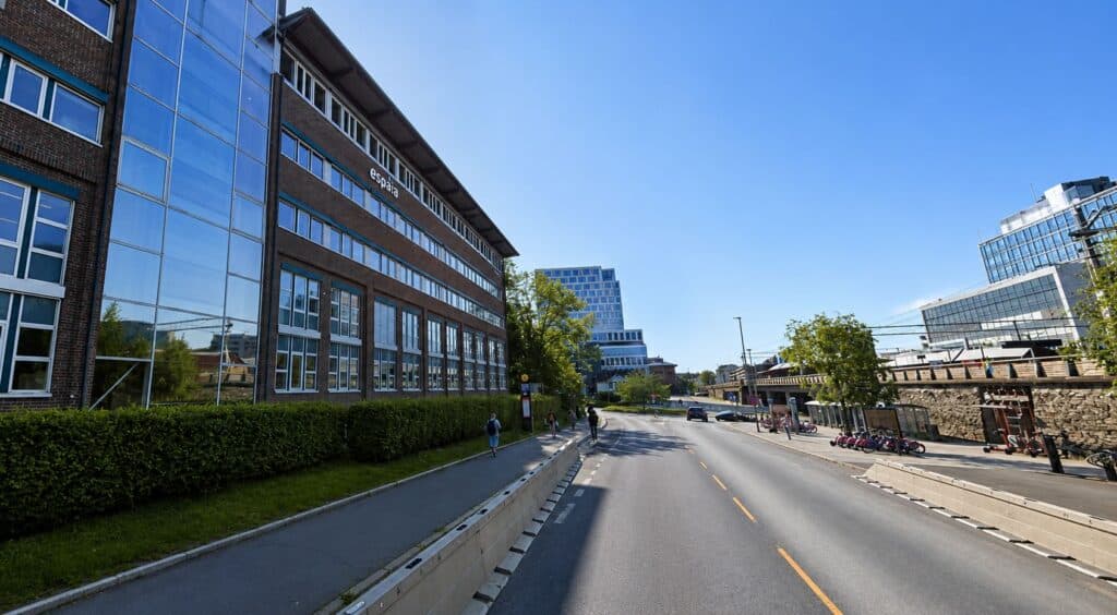 Moderne kontorbygg med glassfasade i sentrum av byen.