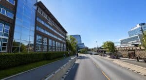 Moderne kontorbygg med glassfasade i sentrum av byen.