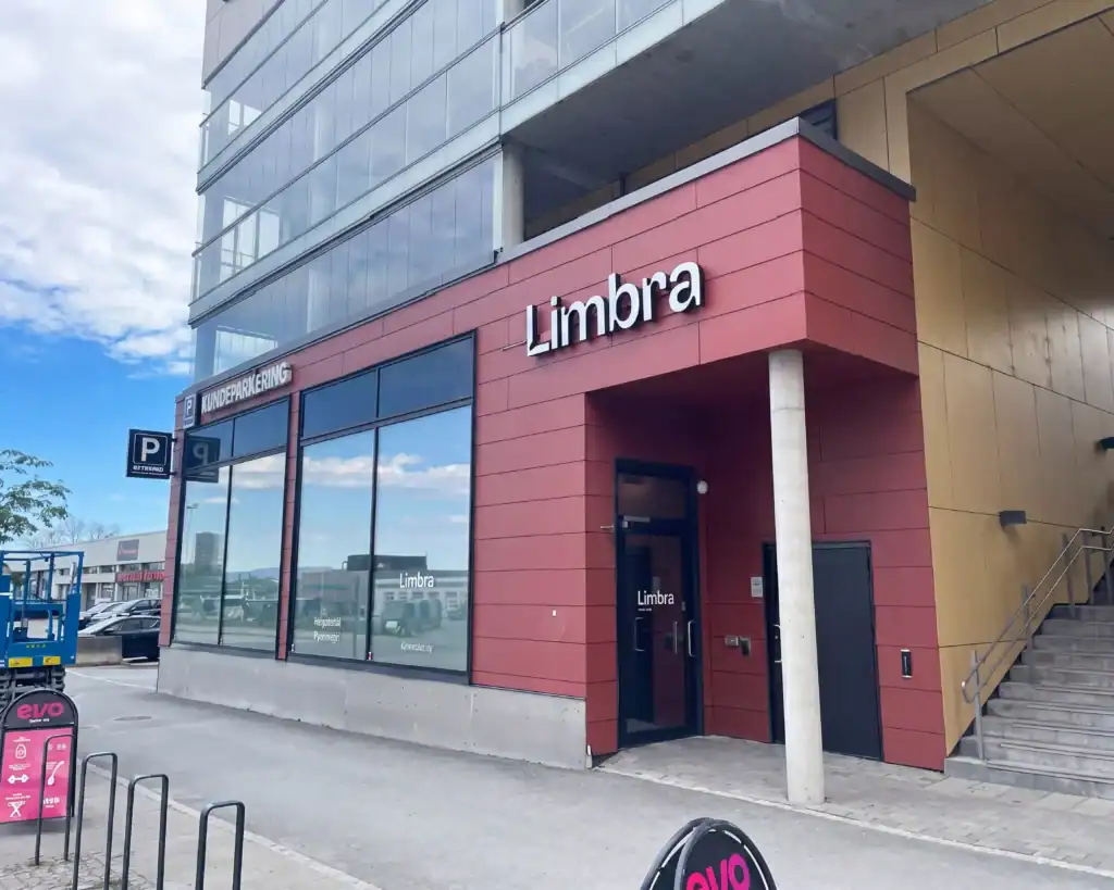 Limbra klinikkens inngang med skilt og glassfasade.