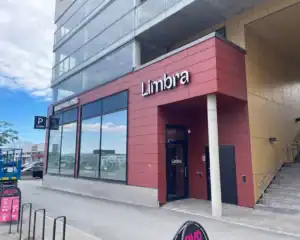 Limbra klinikkens inngang med skilt og glassfasade.