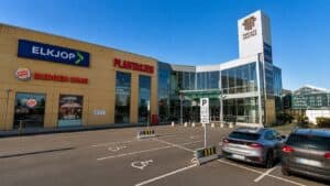 Handelsenter med butikker som Elkjøp, Burger King og Plantasjen, samt parkeringsplasser foran inngan.