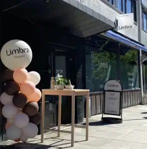 Utsiden av Limbras klinikk i Storgata med ballonger og informasjonsbord.