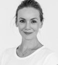 Kvinne med smilende ansikt, hvit bakgrunn, profesjonell og vennlig.