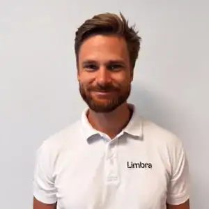 Kiropraktor i Limbra iført hvit polo med Limbra-logo.