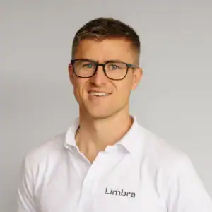 Portrett av Alf Jakob Aano, kiropraktor ved LimbrA, smilende og kledd i hvit skjorte.