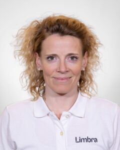 Liten, tydelig portrett av Andrea Marcussen i hvit Limba-trøye.