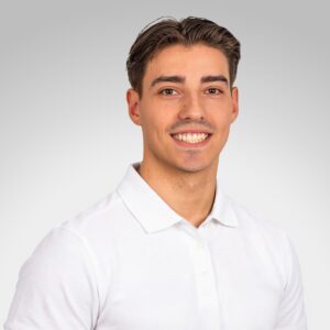 Andreas Hustad, profesjonell portrett av en mann i hvit skjorte, smilende og vennlig.