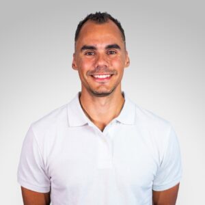 Andreas Skeie Stafylarakis, smilende mann i hvit polo.