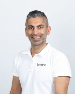 Kiropraktor Ankush Arora i Limbra med hvit polo, smilende mot kamera.