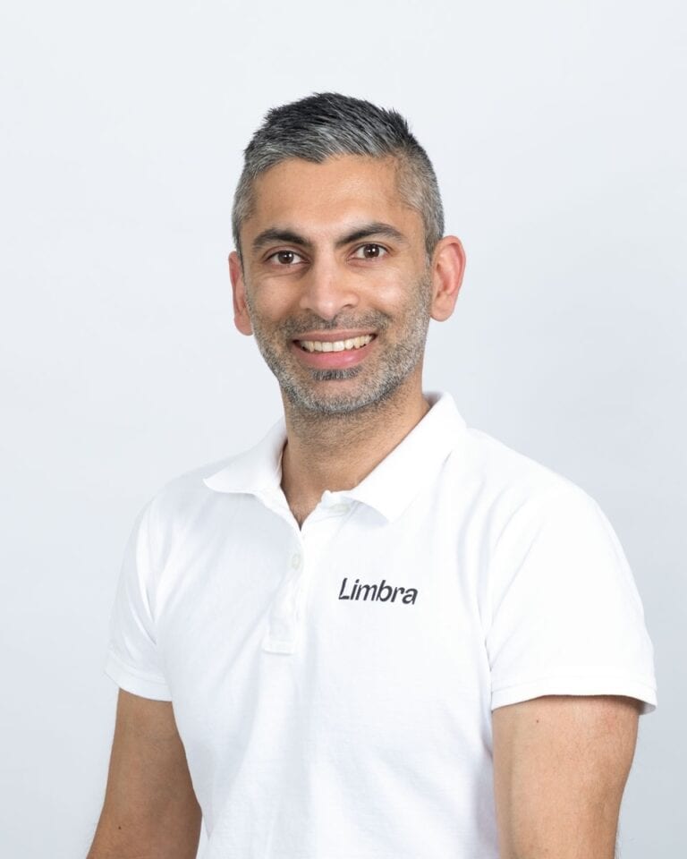 Kiropraktor Ankush Arora i Limbra med hvit polo, smilende mot kamera.