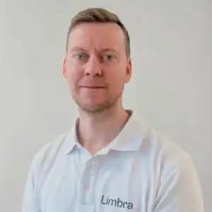 Portrett av Christian Melhus Overå i hvit Limbra-polo.