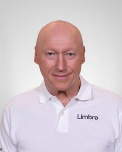 Kiropraktor i Limbra med hvit polo som smiler mot kamera.
