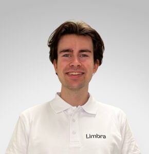 Kiropraktor fra Limbra smilende i hvit arbeidsuniform.