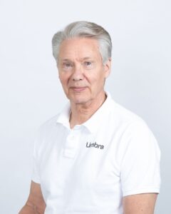 Espen Johannessen i hvit Limbraklær, portrett mot lys grå bakgrunn.