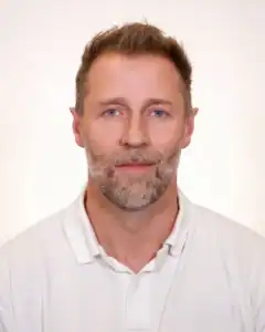 Portrett av Frank Tore Jacobsen i hvit skjorte.