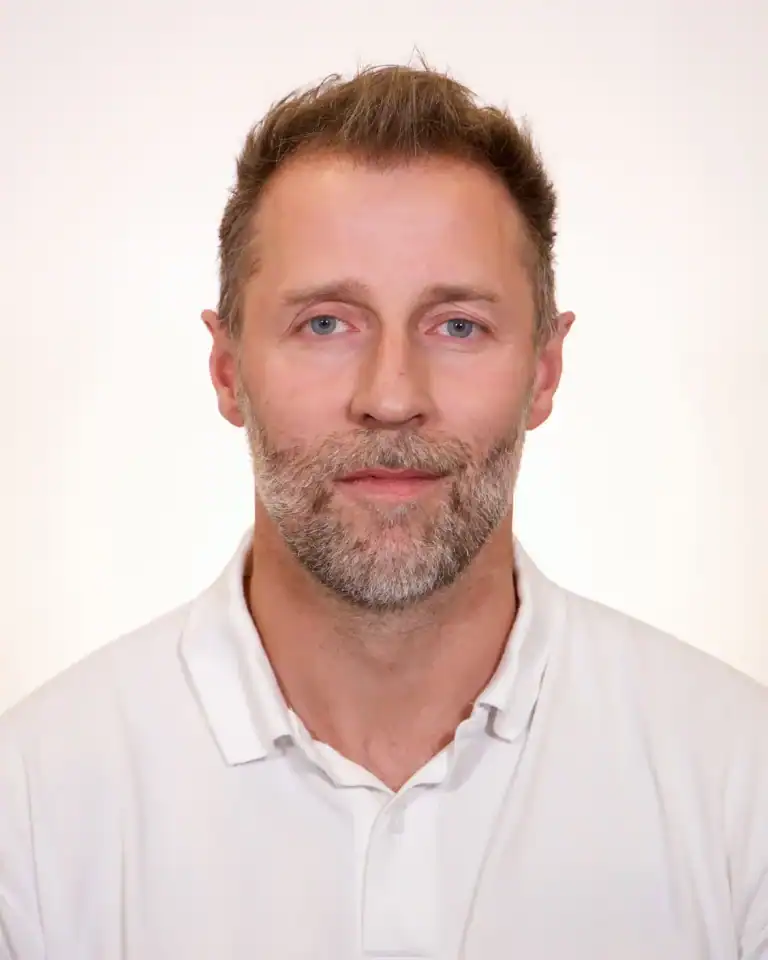 Portrett av Frank Tore Jacobsen i hvit skjorte.