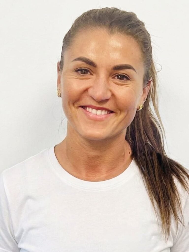 Limbra-kiropraktor Frida Thorbergsen smiler foran hvit bakgrunn.