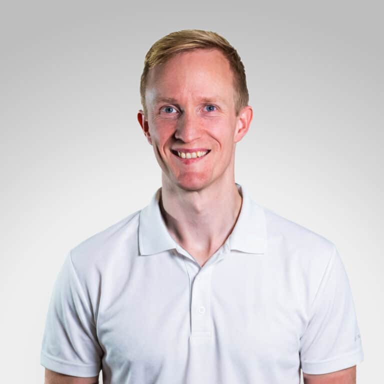 Hendrik Verlent Fuglesang, profesjonell helsepersonell, smilende i hvit skjorte.