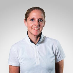 Ingunn Erlien, kiropraktor ved Limbra klinikk, smilende og profesjonell i hvit uniform.