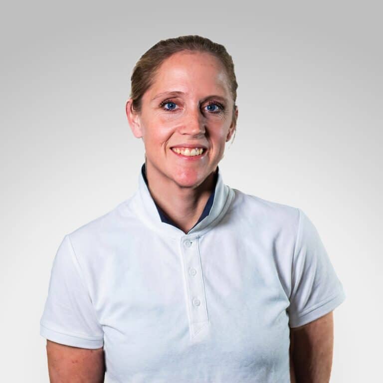 Ingunn Erlien, kiropraktor ved Limbra klinikk, smilende og profesjonell i hvit uniform.