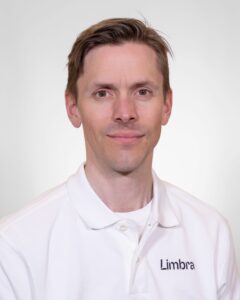 Kiropraktor i Limbra med hvit klinikkuniform, nærbilde.