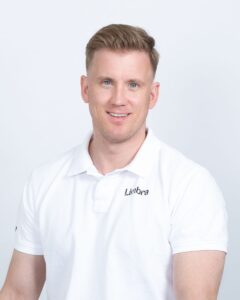 Jan Andreas Fosnes, kiropraktor ved Limbra, smilende portrett.