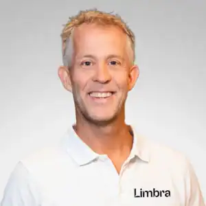 Jeppe Birkelid smilende mann i hvit skjorte med Limbra logo.