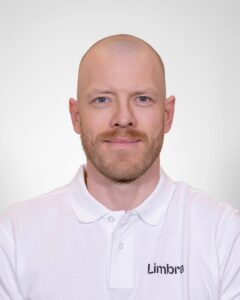 Kiropraktor fra Limbra smilende mot kamera.