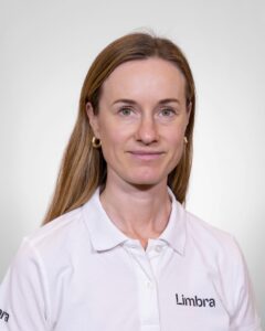 Julia Neumann Tingulstad, kiropraktor ved Limbra, smilende portrett.