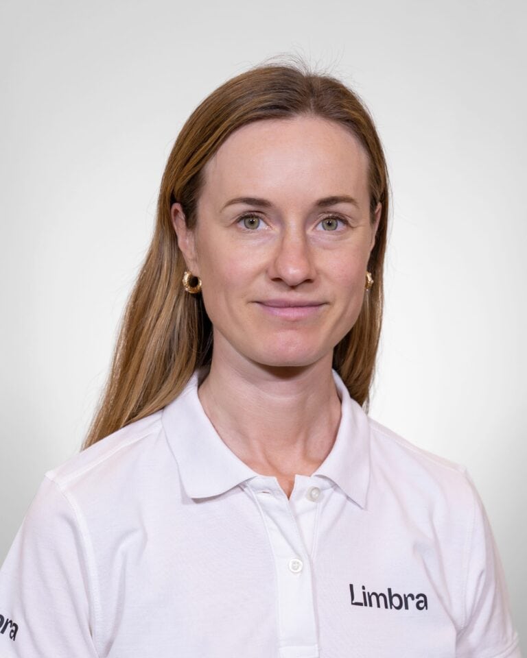 Julia Neumann Tingulstad, kiropraktor ved Limbra, smilende portrett.
