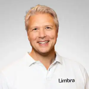 Kasper Myhrvold smilende i Limbra-polo.