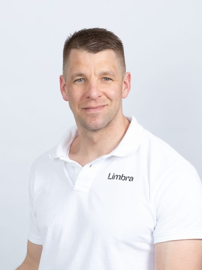 Kenneth Bergflødt, kiropraktor ved Limbra, smilende i hvit polo.